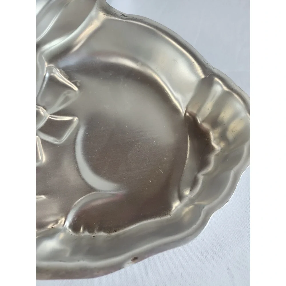 Vintage 2000 Wilton Easter Bunny Aluminum Cake Pan‎